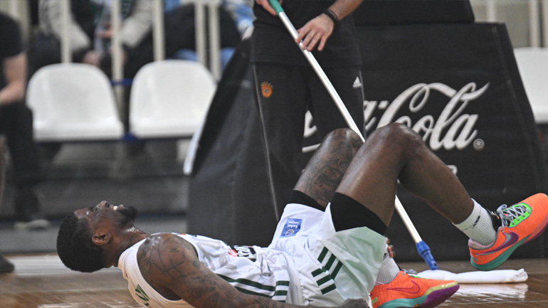 Παναθηναϊκός-Ολυμπιακός: Αποχώρησε υποβασταζόμενος από το παρκέ ο Μπέικον στο 7ο λεπτό του ντέρμπι!