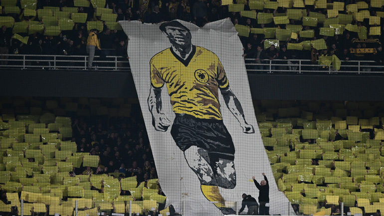 Το ανατριχιαστικό κορεό των φιλάθλων της ΑΕΚ για τον Μίμη Παπαϊωάννου!