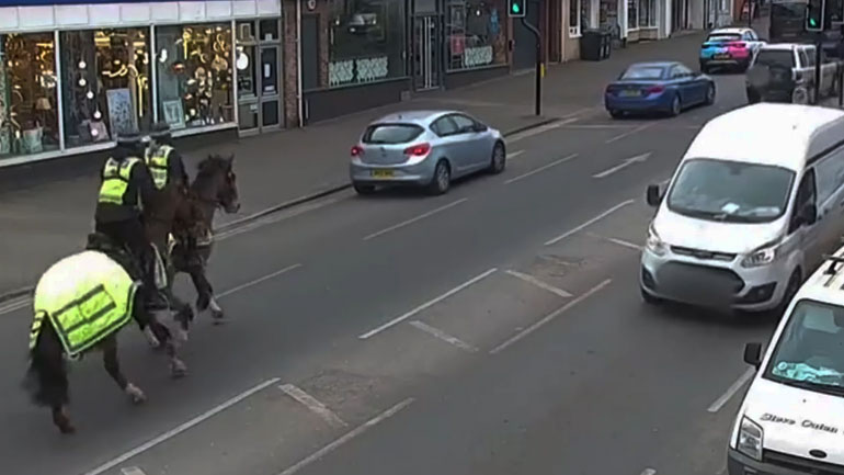 Μιλάς στο κινητό ενώ οδηγείς; Έρχονται έφιπποι αστυνομικοί να σου κόψουν κλήση