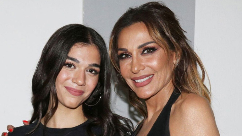 Η Μελίνα Νικολαΐδη στο πλευρό της μητέρας της, Δέσποινας Βανδή στα παρασκήνια του J2US