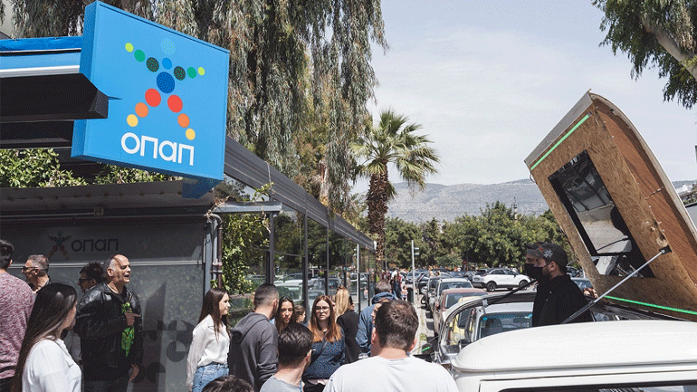 Διασκέδαση με πρωταγωνιστές τα «ΕΦΤΑΡΙΑ» του ΣΚΡΑΤΣ σε κατάστημα ΟΠΑΠ της Κηφισιάς