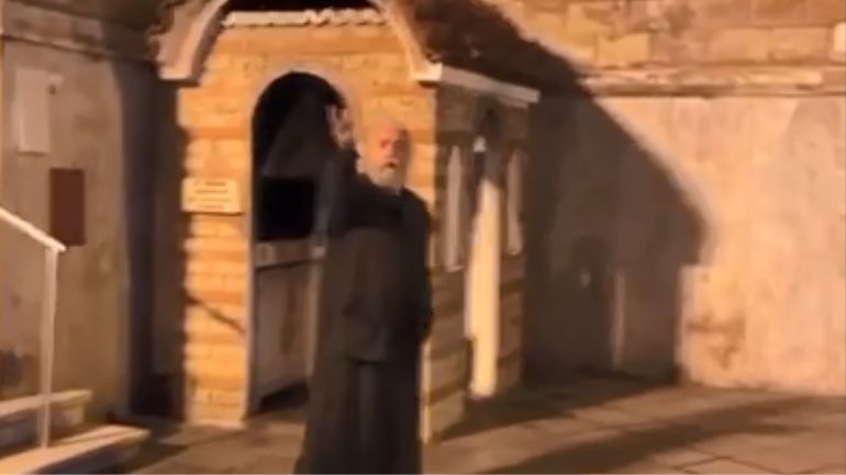Παππάς που βρίζει χυδαία στην Καμάρα Θεσσαλονίκης