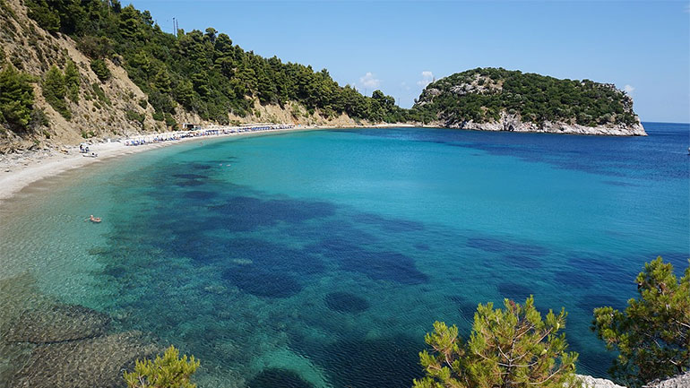 Mirror: Η Σκόπελος στις 10 πιο εμβληματικές κινηματογραφικές τοποθεσίες του κόσμου