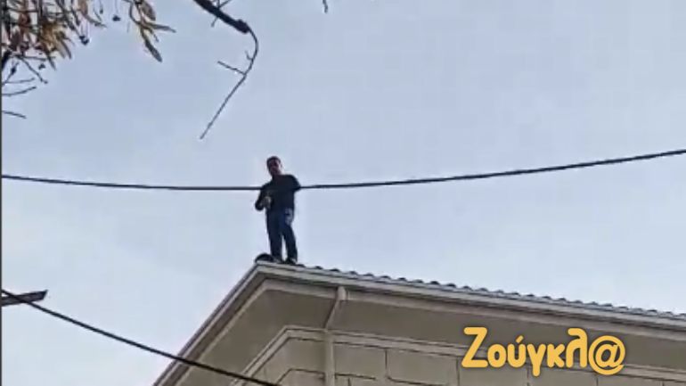 Κατέβηκε ο πολίτης που απειλούσε να αυτοκτονήσει από την ταράτσα των Δικαστηρίων Καρδίτσας