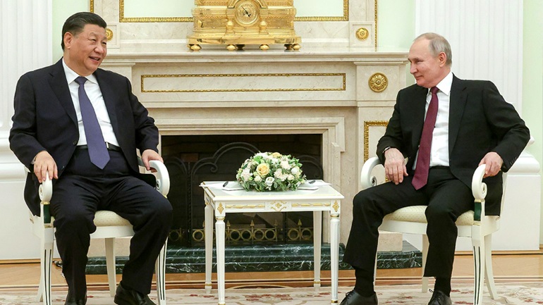 Ο Πούτιν καλωσόρισε στο Κρεμλίνο τον Σι Τζινπίνγκ καθώς ξεκίνησαν οι επίσημες συνομιλίες
