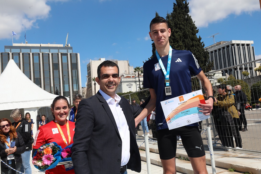 Ο Chief Product Officer του ΟΠΑΠ Φώτης Ζησιμόπουλος και ο 2ος νικητής του Πανελληνίου Πρωταθλήματος 5 χλμ. Παναγιώτης Πετρουλάκης