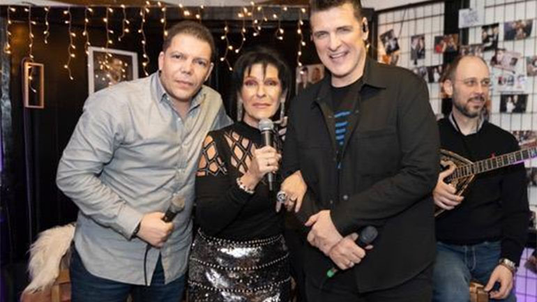 Σοφία Βόσσου: Γίνεται χαμός με τις live εμφανίσεις της  στο «En Moschato Music Stage»