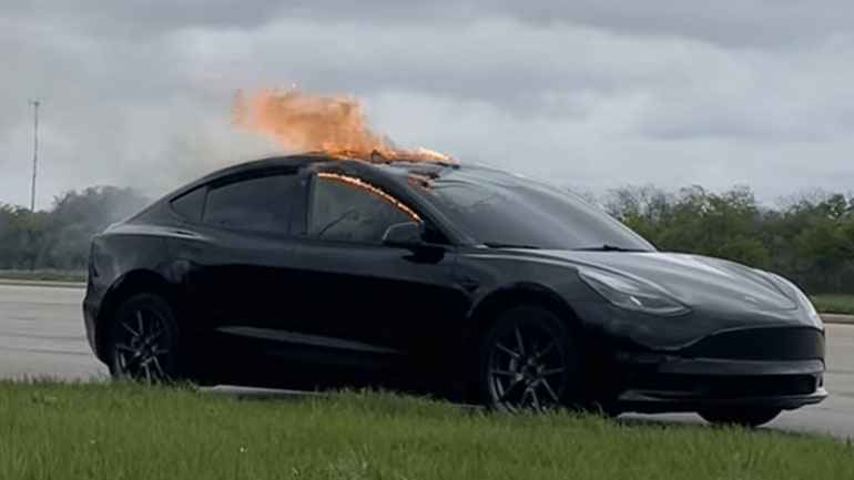 Tesla Model 3 πήρε φωτιά εν κινήσει και το εσωτερικό έγινε στάχτη 
