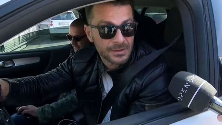 Γιώργος Αγγελόπουλος: Πήρε το μικρόφωνο από δημοσιογράφο – Η αντίδραση της Φαίης Σκορδά