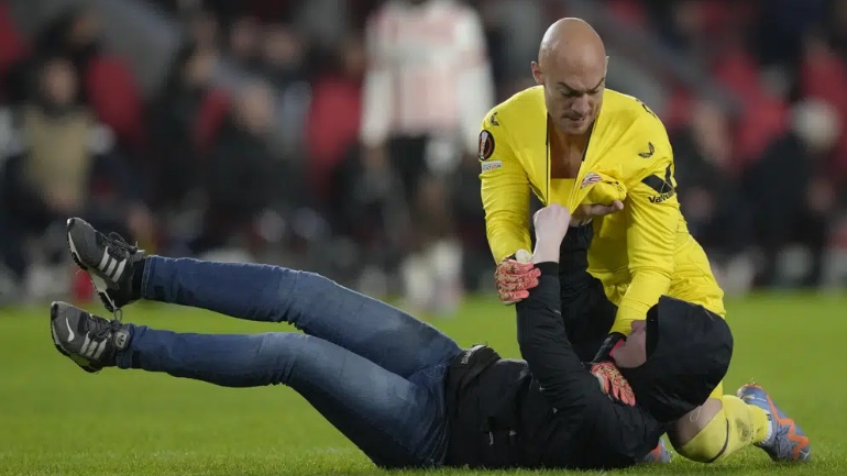 Ολλανδία: Το «Φίλιπς Στάντιον» έκλεισε οριστικά για τον 20χρονο οπαδό που επιτέθηκε στον γκολκίπερ της Σεβίλης