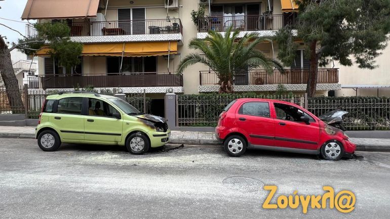 Εμπρηστική επίθεση στη Γλυφάδα – Ζημιές σε δύο αυτοκίνητα