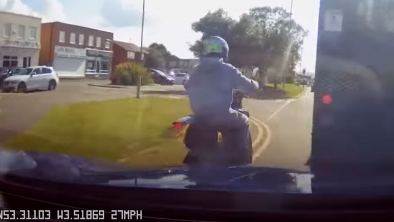 Βίντεο: 69χρονος κυνήγησε και τράκαρε μηχανόβιο επίτηδες – Τον «έκαψε» η ίδια του η κάμερα