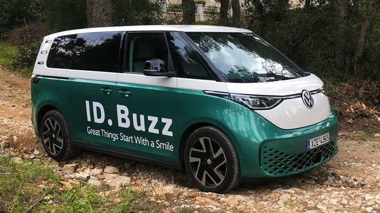 VW ID.Buzz: Ποια είναι τα υπέρ και ποια τα κατά του αυτοκινήτου που ανατρέπει τα δεδομένα στην ηλεκτροκίνηση
