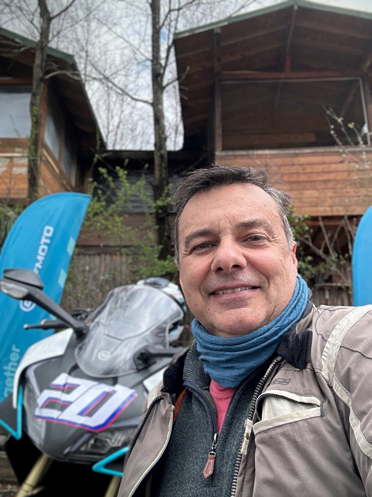 Ο απεσταλμένος μας Δημήτρης Διατσίδης στο χώρο της δοκιμής, όπου έφτασε με 450SR