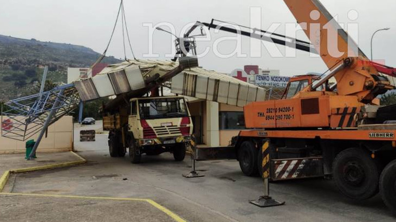 Γερανός γκρέμισε την πύλη του νοσοκομείου Χανίων