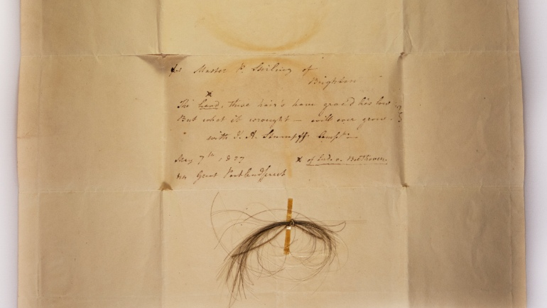 Διεθνής ομάδα ερευνητών αναζητά τα αίτια θανάτου του Μπετόβεν αναλύοντας τούφες από τα μαλλιά του