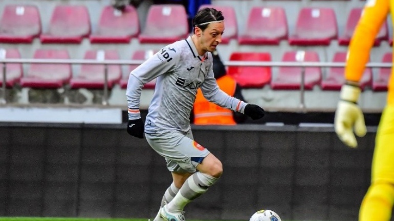 Κρέμασε τα παπούτσια του ο Μεσούτ Οζίλ