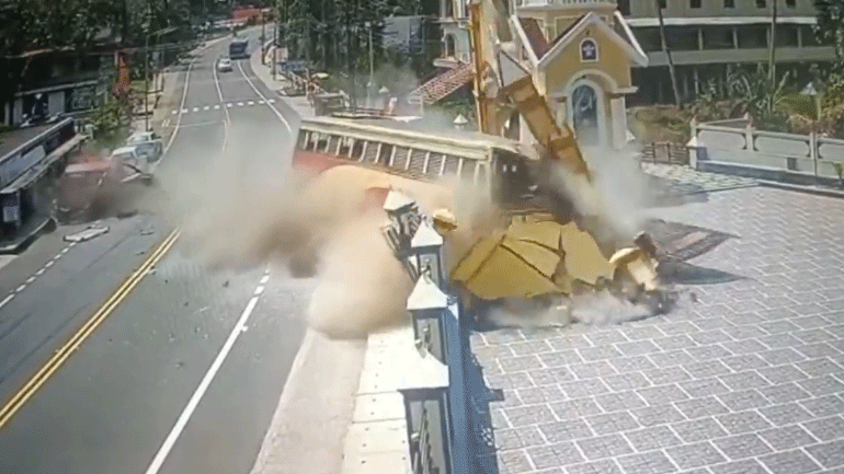 Λεωφορείο πέφτει πάνω σε ναό