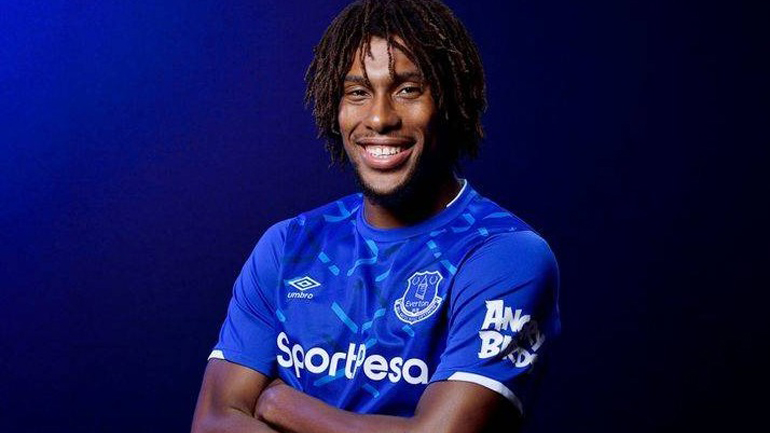 Η Έβερτον «δένει» με νέο συμβόλαιο τον Ιγουόμπι