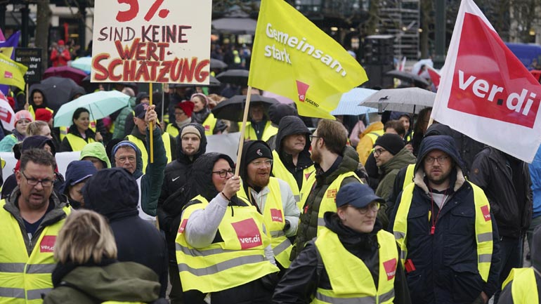 Γερμανία: Συνδικάτα καλούν σε απεργία στις μεταφορές και τη ναυτιλία τη Δευτέρα