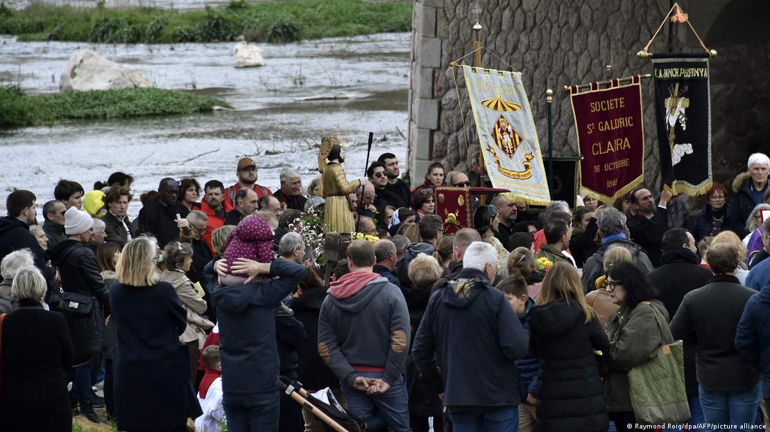 Στις όχθες του ποταμού με λάβαρα