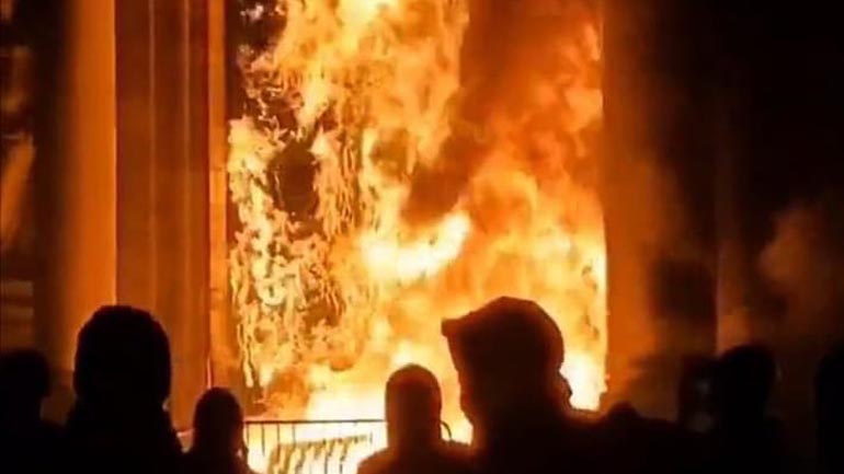 Γαλλία: Στις «φλόγες» το δημαρχείο του Μπορντό