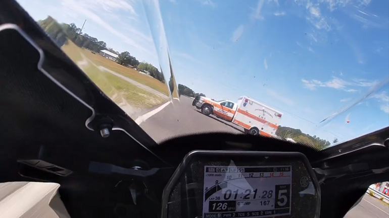 Aσθενοφόρο διασχίζει πίστα κατά τη διάρκεια ενός αγώνα ταχύτητας