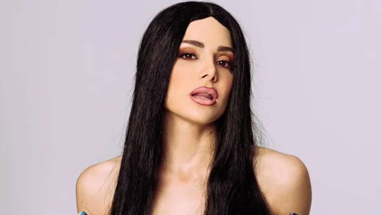 Η Josephine φωτογραφήθηκε φορώντας μόνο το εσώρουχό της και μία περούκα