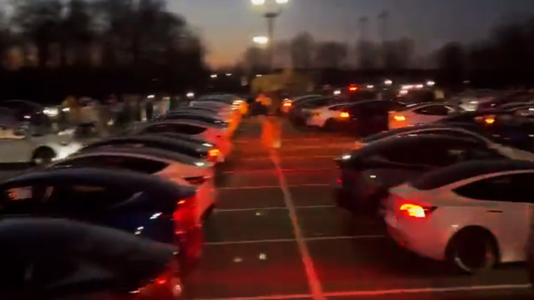 Μοναδικό θέαμα: 100 Tesla δίνουν απόλυτα συγχρονισμένη παράσταση με τα φώτα τους, γιορτάζοντας τα Oscar