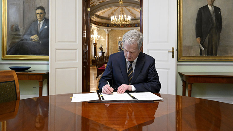 Ο πρόεδρος της Φινλανδίας υπέγραψε τον νόμο για την ένταξη της χώρας στο ΝΑΤΟ Ο πρόεδρος της Φινλανδίας υπέγραψε τον νόμο για την ένταξη της χώρας στο ΝΑΤΟ