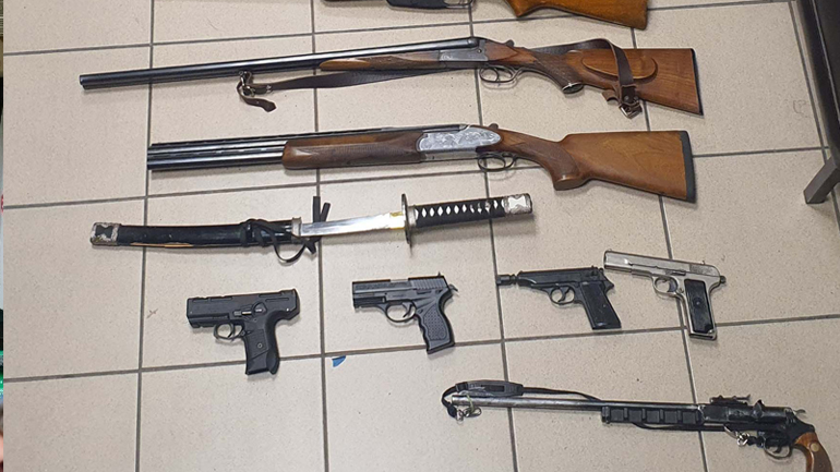 Ολόκληρο οπλοστάσιο εντοπίστηκε στην Πέλλα – Συνελήφθησαν δύο άτομα