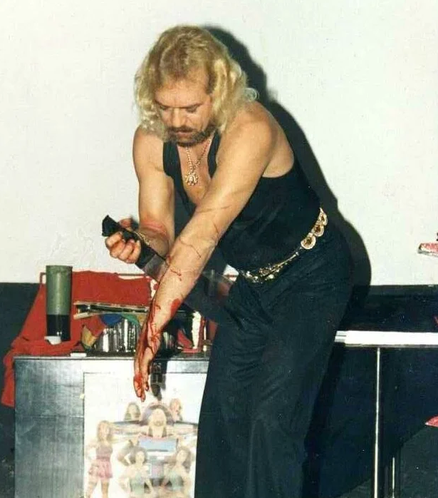 Νούμερο όπου με μαχαίρι αυτοτραυματίζεται