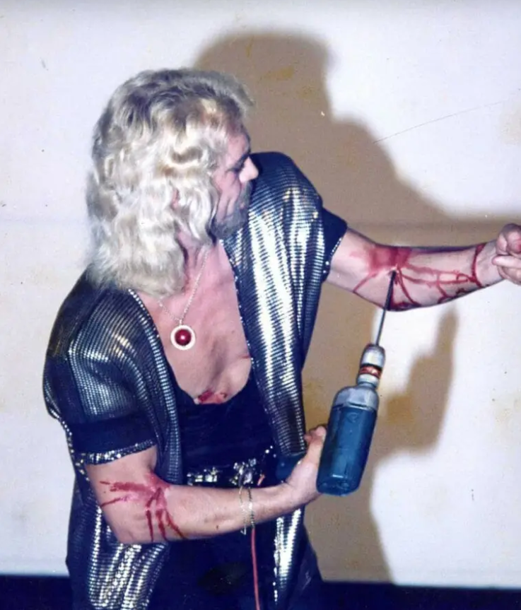 Ο «ξανθός μάγος» σε νούμερό του όπου με ηλεκτρικό τρυπάνι διαπερνά το χέρι του