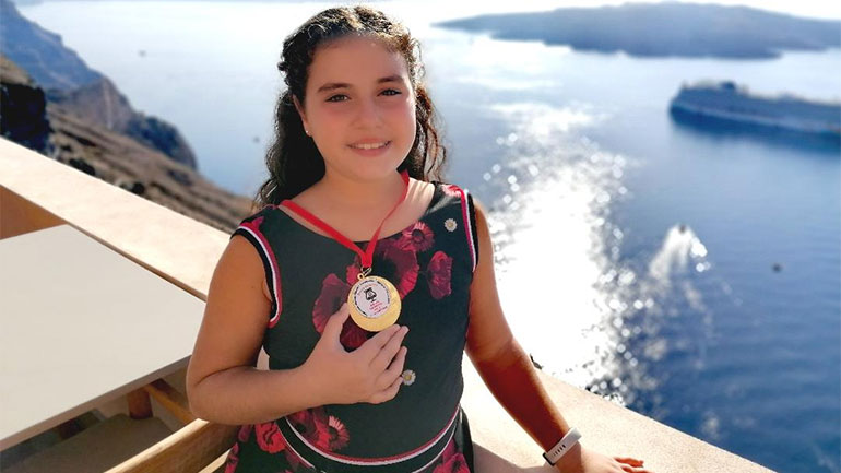 Η μικρή χρυσή πιανίστρια από τη Σαντορίνη