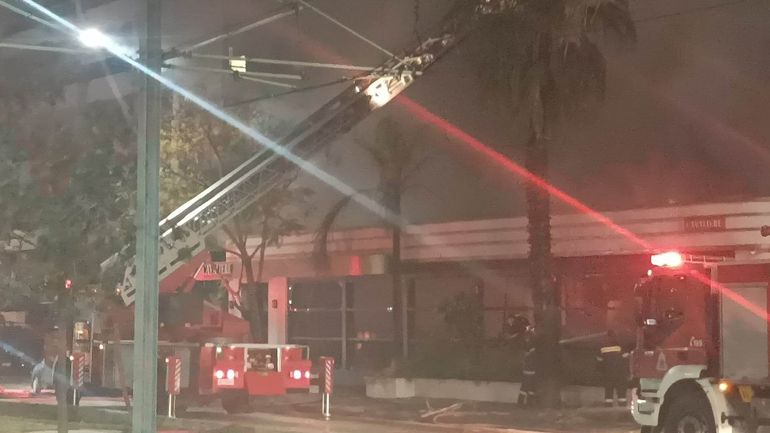 Το βίντεο του απεγκλωβισμού των πέντε ατόμων από την πολυκατοικία στη Νέα Σμύρνη