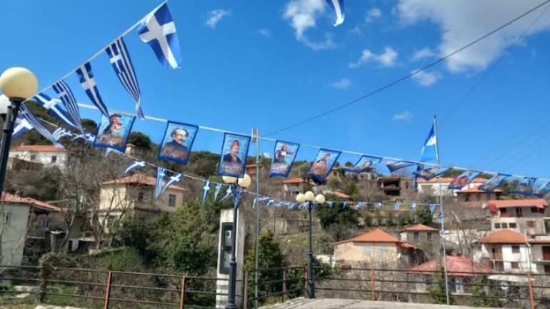 To Ψάρι Αρκαδίας με τους ελάχιστους κατοίκους ντυμένο με τη Γαλανόλευκη απ’ άκρη σ’άκρη To Ψάρι Αρκαδίας με τους ελάχιστους κατοίκους ντυμένο με τη Γαλανόλευκη απ’ άκρη σ’άκρη