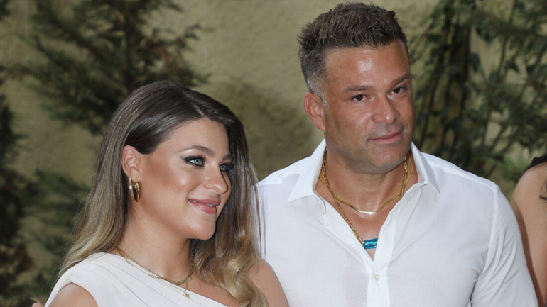 O Κώστας Σόμμερ φωτογραφίζει την Βαλεντίνη Παπαδάκη την ώρα που θηλάζει την κόρη τους μέσα στην πισίνα