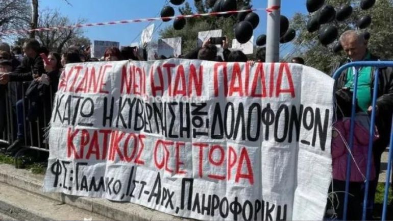 Θεσσαλονίκη: Διαμαρτυρία φοιτητών με μαύρα μπαλόνια στην παρέλαση για την τραγωδία των Τεμπών