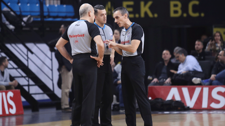 Υπό επιτήρηση αστυνομικός που έκανε άσεμνες χειρονομίες στο ΑΕΚ-Παναθηναϊκός