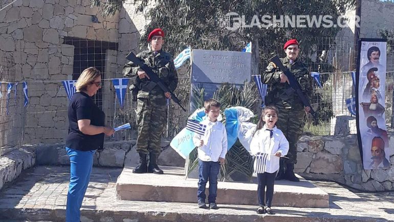 Η συγκινητική παρέλαση της Γαύδου – Παρέλασαν κρατώντας τη σημαία τα δυο παιδάκια του νησιού