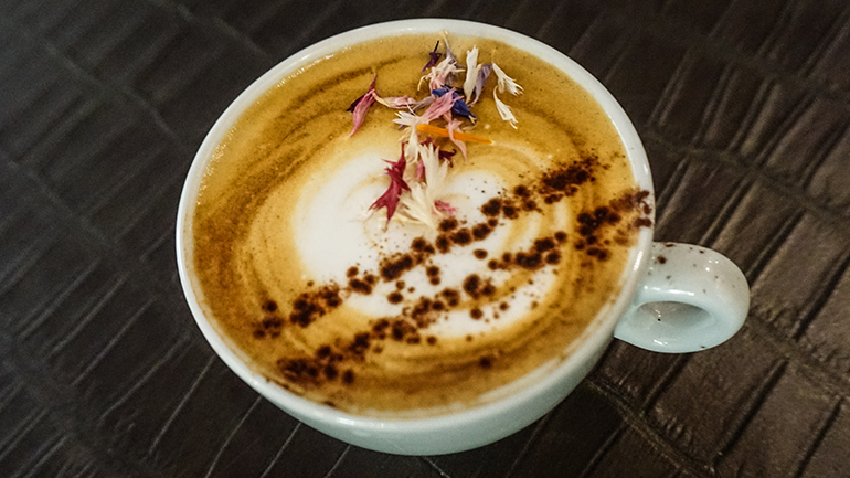 «Φρένο» στον καφέ εκτός σπιτιού για τους Έλληνες