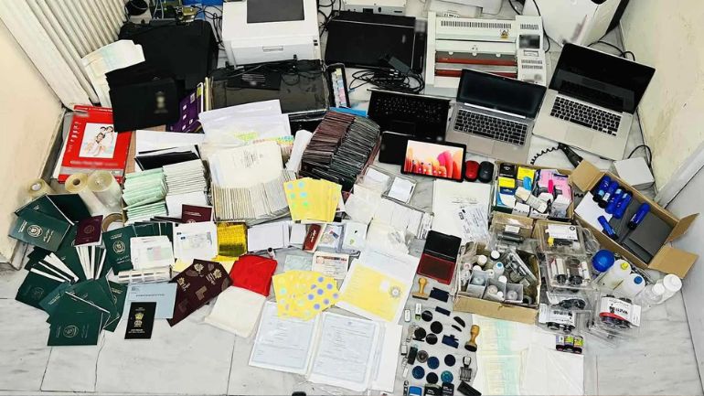 Συνελήφθησαν δύο άτομα για πλαστογραφία και αποδοχή και διάθεση προϊόντων εγκλήματος Συνελήφθησαν δύο άτομα για πλαστογραφία και αποδοχή και διάθεση προϊόντων εγκλήματος