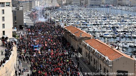 Οι κοινωνικές περικοπές προκαλούν συχνά έντονες αντιδράσεις στη Γαλλία.