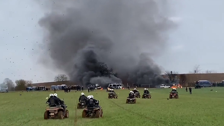 Βίαιες συγκρούσεις ανάμεσα σε αστυνομικές δυνάμεις και διαδηλωτές ξέσπασαν σε περιοχή της Γαλλίας Βίαιες συγκρούσεις ανάμεσα σε αστυνομικές δυνάμεις και διαδηλωτές ξέσπασαν σε περιοχή της Γαλλίας