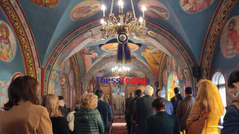 Θεσσαλονίκη: Επιμνημόσυνη δέηση στον ΟΣΕ για τους 57 νεκρούς των Τεμπών