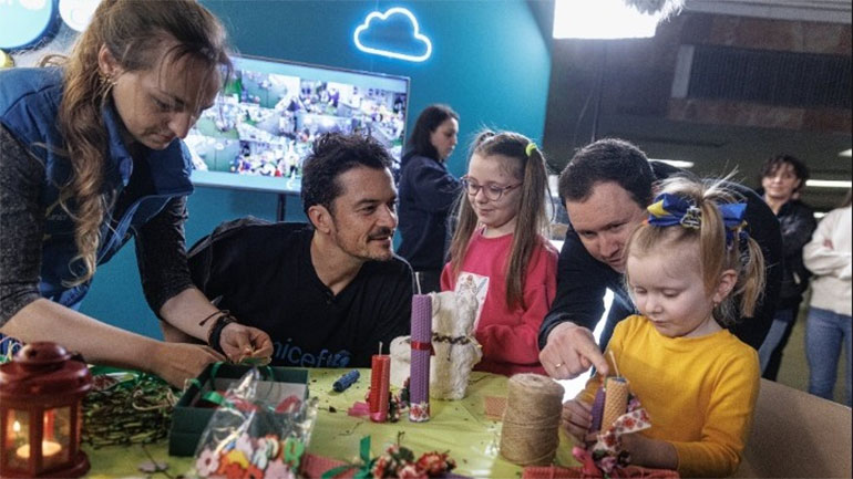 Ο Ορλάντο Μπλουμ επισκέπτεται κέντρο για παιδιά στο Κίεβο