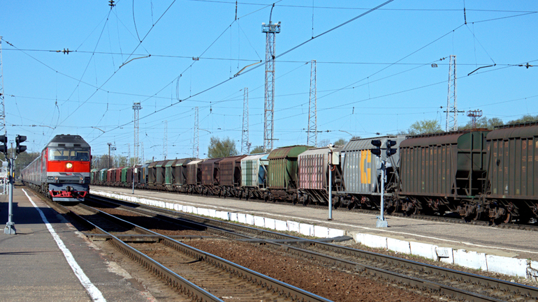 Μπλόκαραν τα λιμάνια από κοντέινερ καθώς τα τρένα δεν λειτουργούν