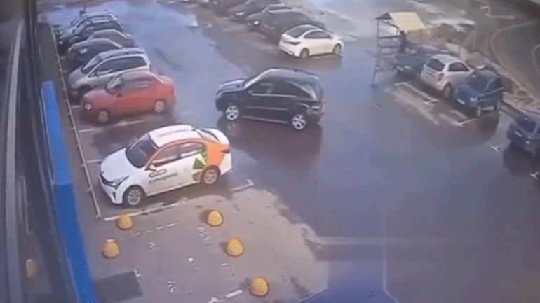 Αυτοκίνητο τρακάρει μέσα σε αντιπροσωπεία