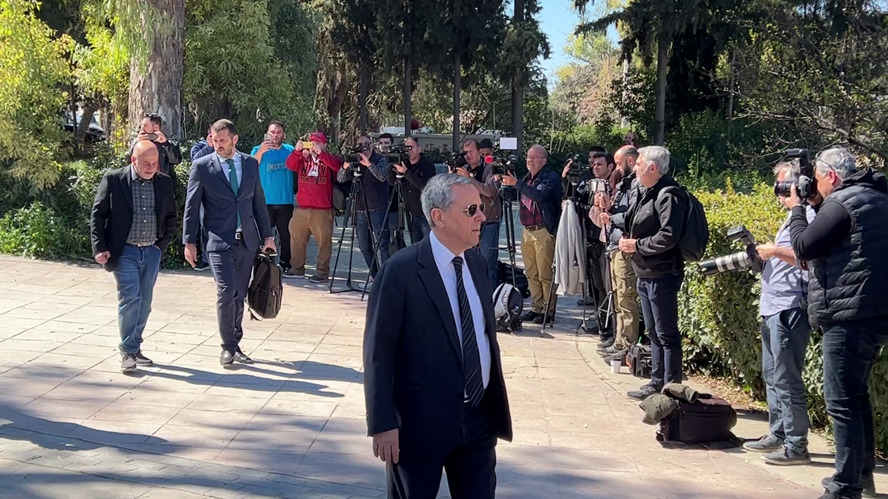 O μεγαλομέτοχος του Παναθηναϊκού Γιάννης Αλαφούζος, ενώ σε πρώτο πλάνο διακρίνεται ο πρόεδρος της ΕΠΟ Τάκης Μπαλτάκος