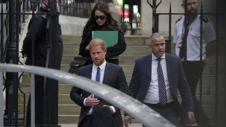 Βρετανία: Πρίγκιπας Χάρι και Έλτον Τζον εμφανίστηκαν αιφνιδιαστικά στη δίκη του εκδότη της Daily Mail